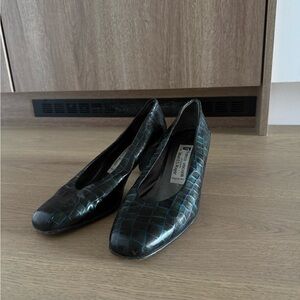 Chic Black Crocodile Pattern Heels